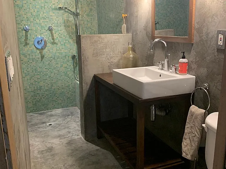 Bathroom in studio/guesthouse/2nd bedroom