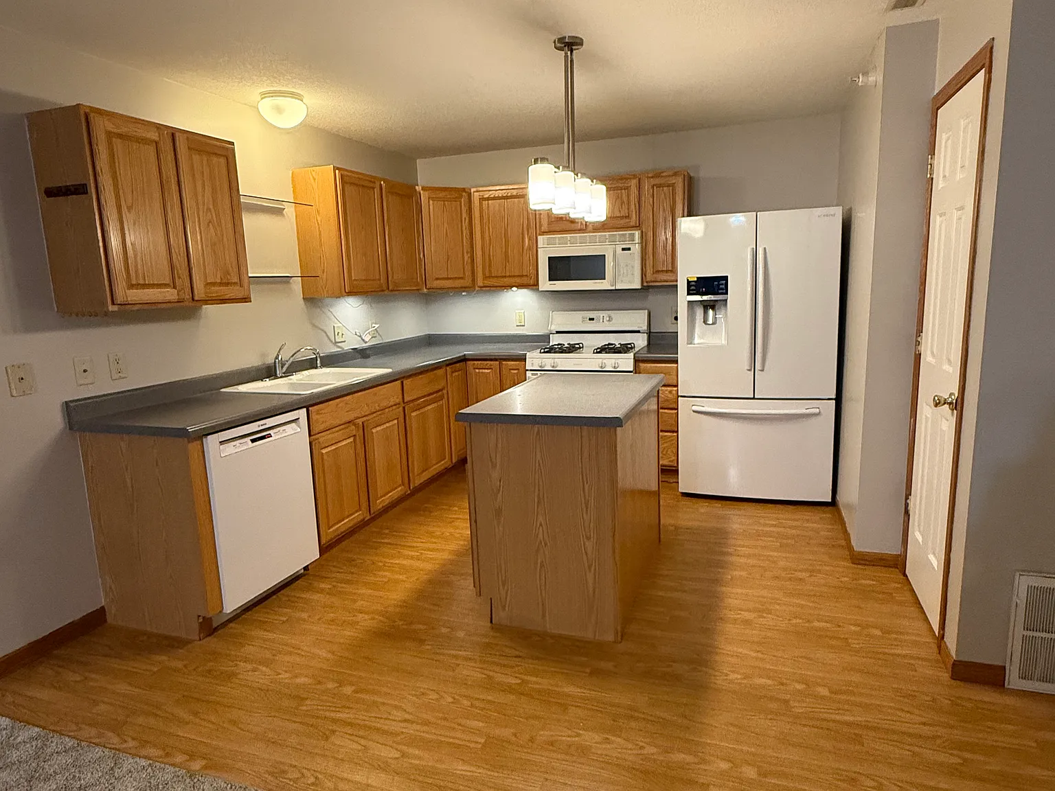3 bed, 1140 sqft, $1,500 — Photo 2
