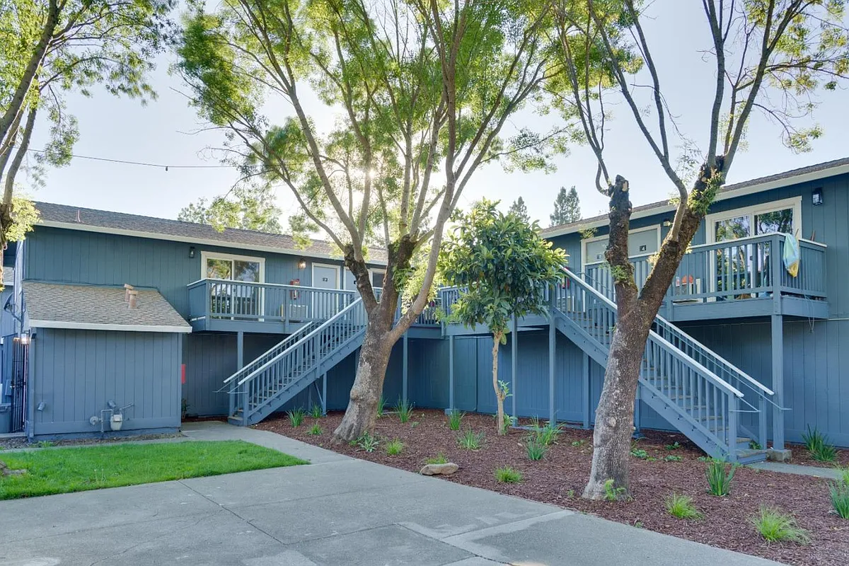 Building Photo - 647 Dutton Ave #7