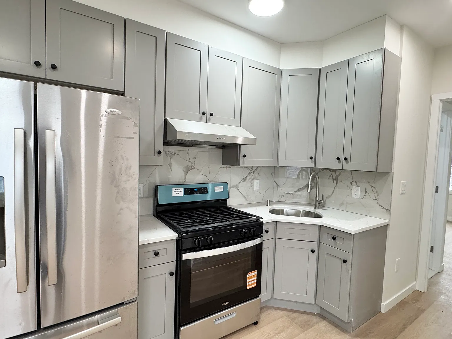 3 bed, 850 sqft, $3,100 — Photo 1