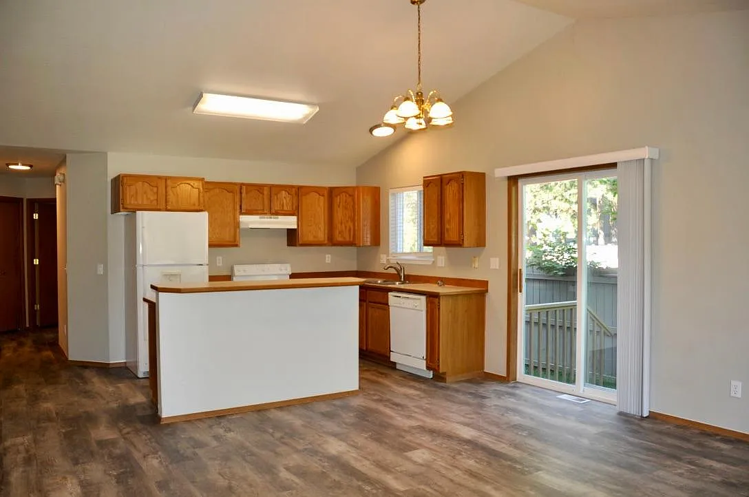 3 bed, 1158 sqft, $1,795 — Photo 3