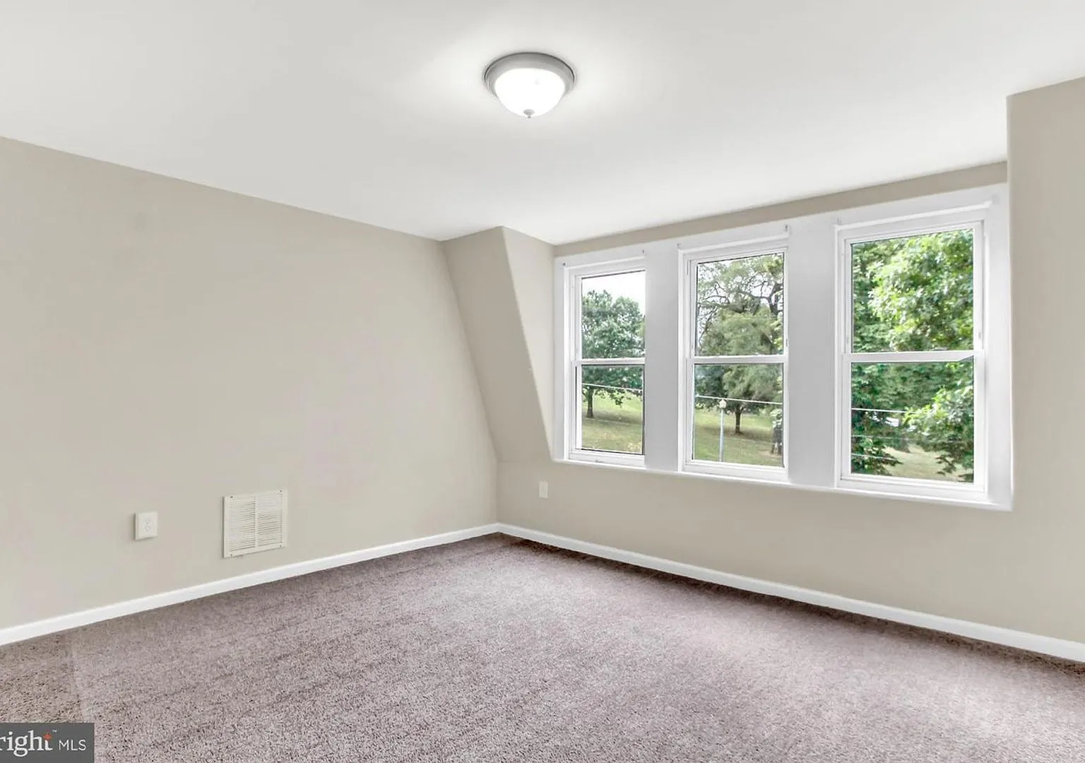 Coming Soon! 4-Bedroom 1.5 Bathroom Rowhome For Rent — Photo 3