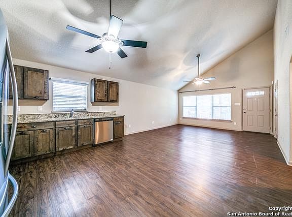 3rd image of 903 Cypress Dr