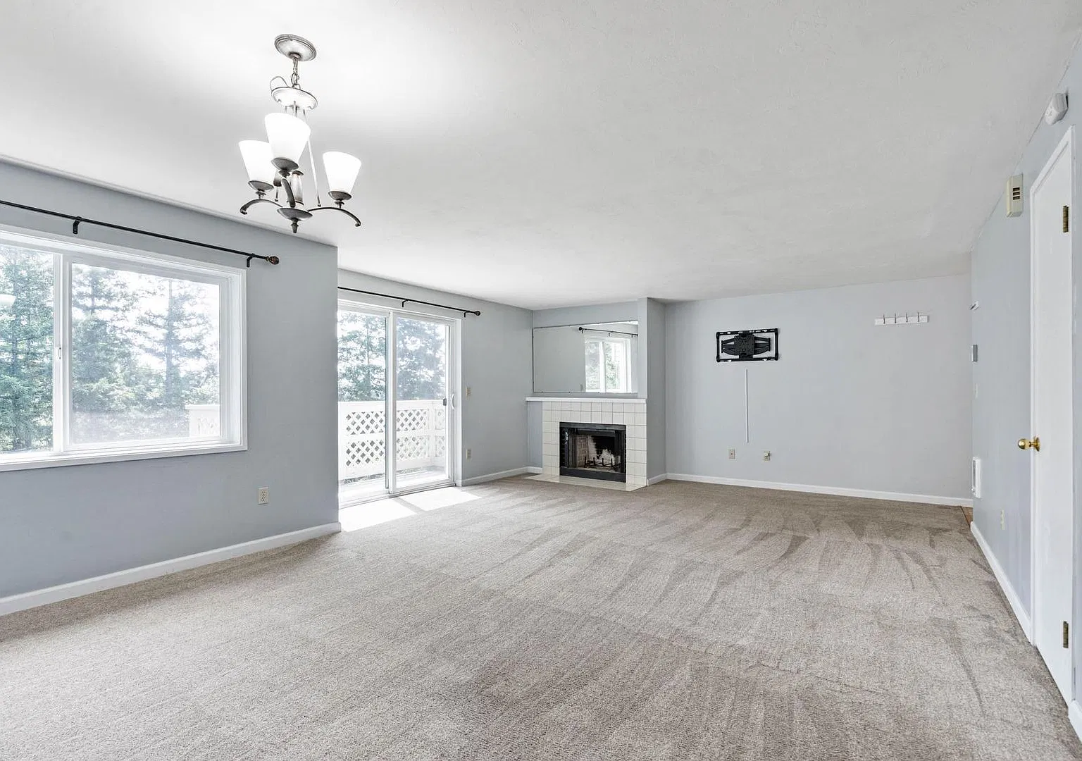 $1K off 1st month! Bright beautiful 2-bdrm/2.5-bath Lake Oswego condo. W/D, fireplace, pool, park... — Photo 1