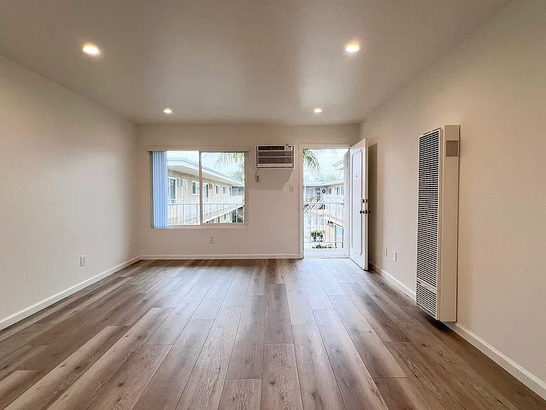 Chez Paree Apartments — Photo 17