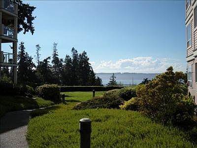 Beautiful Park-like Common Area