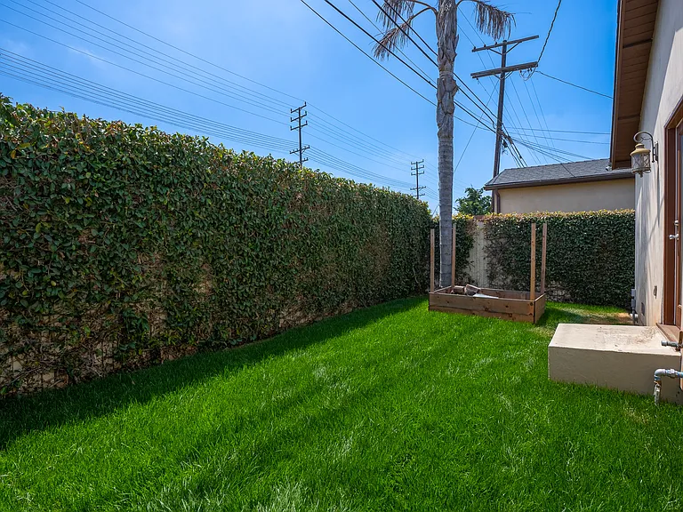 8330 Lilienthal Ave — Photo 38