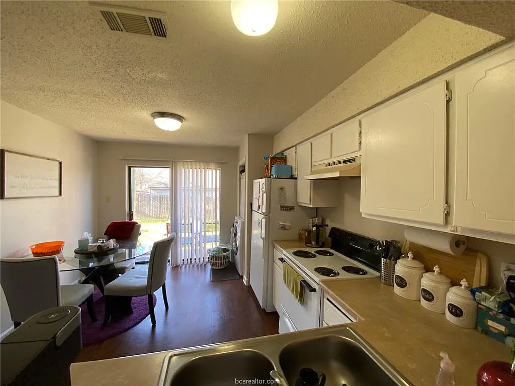 2 bed, 1.5 bath, 877 sqft, $900 — Photo 4