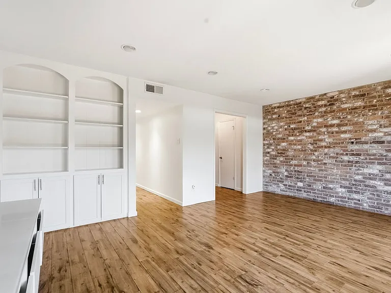 450 N Post Oak Ln — Photo 14