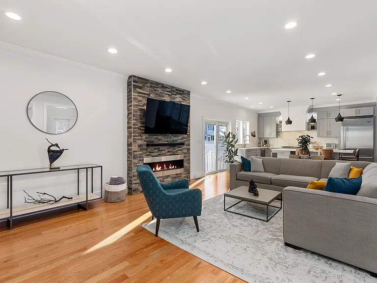 148 Lexington St — Photo 4