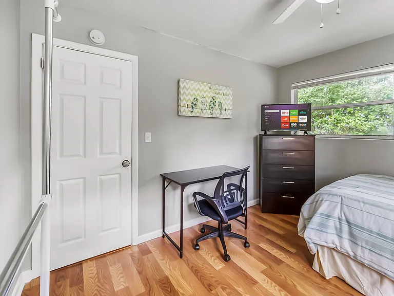 ROOM 6