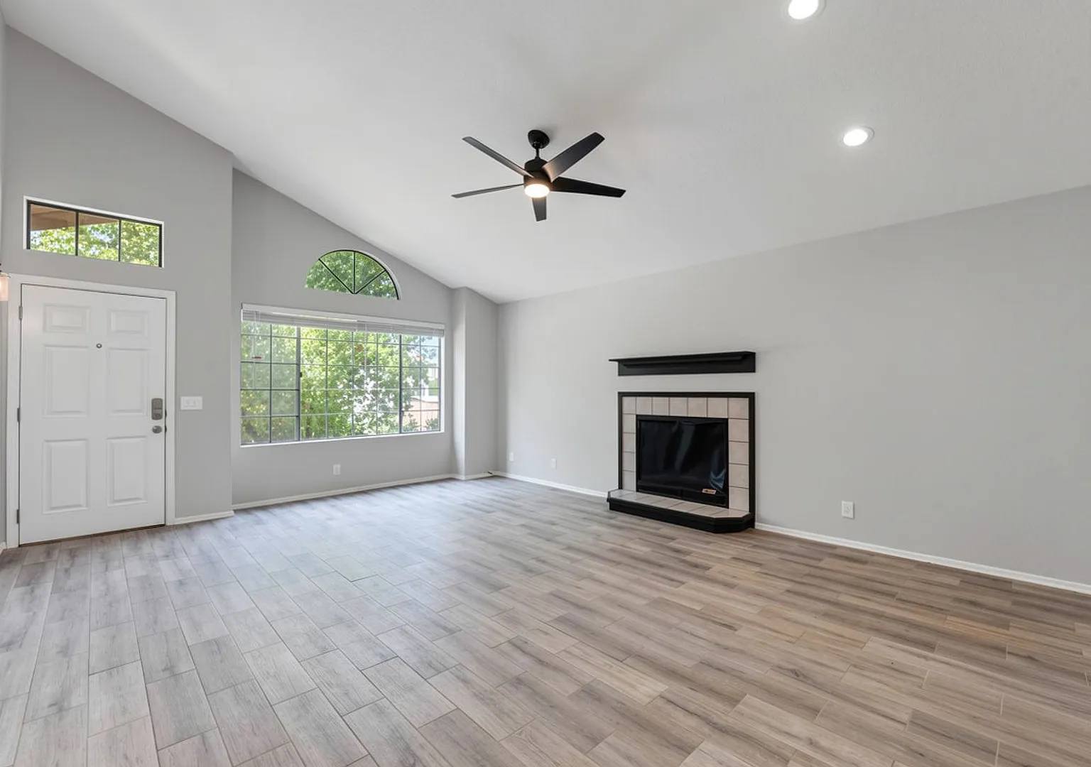 Spacious 4-befroom 2-bathroom home in Gilbert, AZ! — Photo 3
