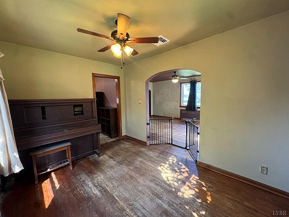5th image of 1915 S Coolwell Rd