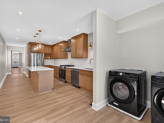 5th image of 909 Eastern Ave
