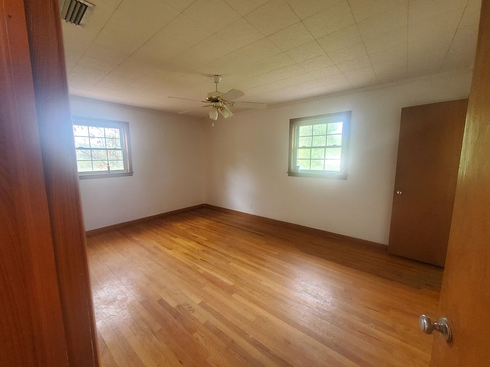 Bedroom has bathroom pictures to come bathrooms being painted