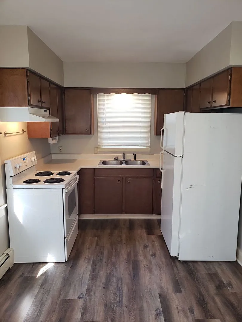Large 2 Bedroom 1 Bathroom - Upper level of 3-Plex — Photo 3