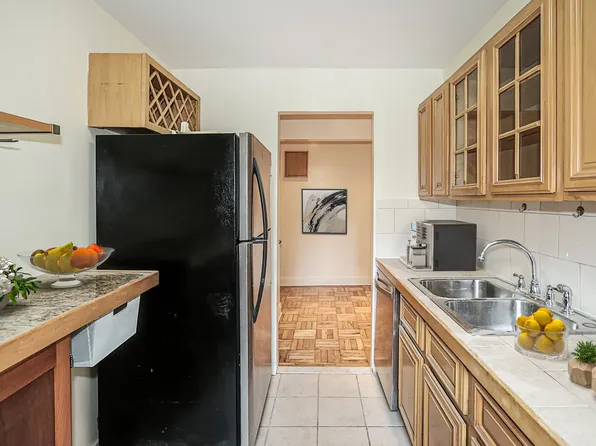 75-10 Yellowston Boulevard image 7 of 22