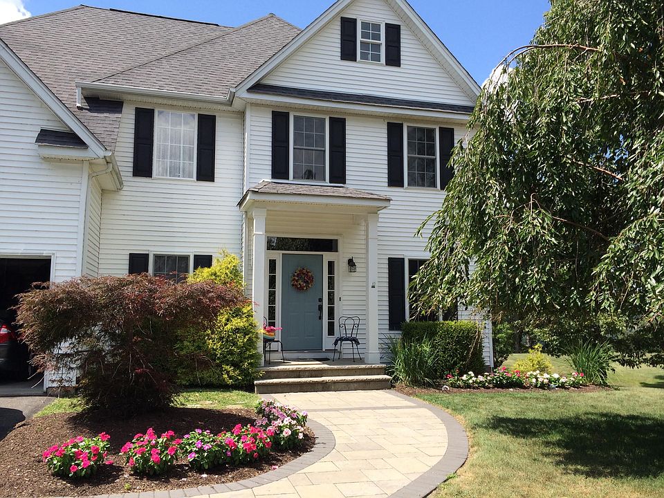 1st image of 7 Oak Hollow Ln