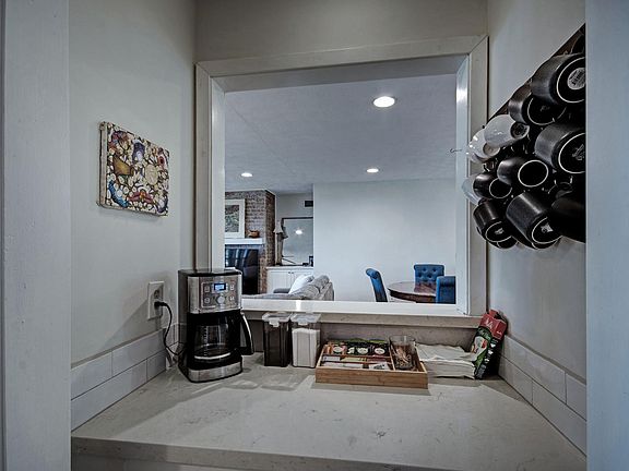 5th image of 214 Bay Park Dr