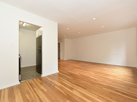 4th image of 87-01 Midland Pkwy #5H