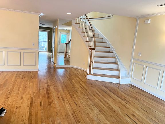 4th image of 35 Chesterfield Ln