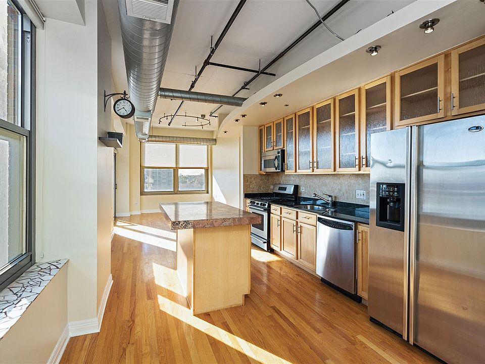 03_933WVanBuren_Unit907_5_Kitchen_HiRes