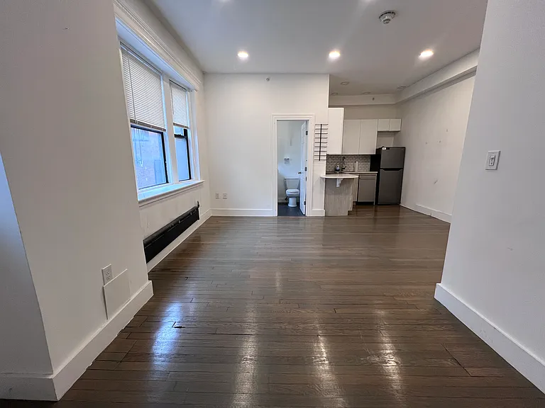 25 Queensberry St #6 — Photo 1