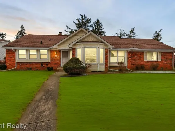 36906 Brittany Hill Dr, Farmington, MI 48335