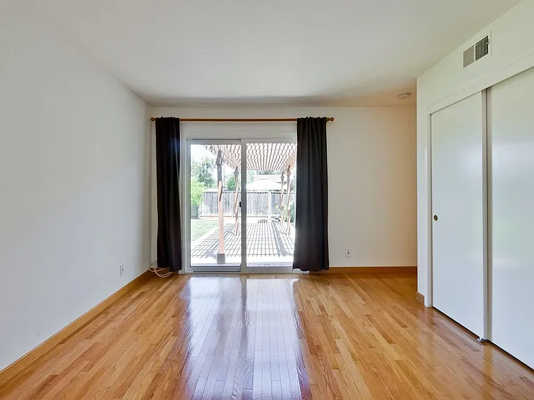 1084 Bluebird Ave — Photo 13