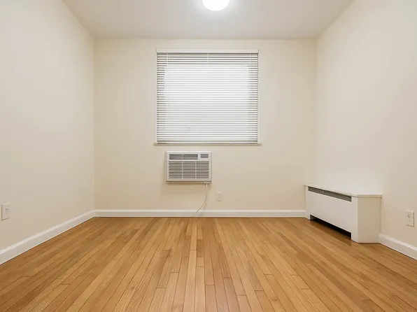 225 East 10th Street image 4 of 10