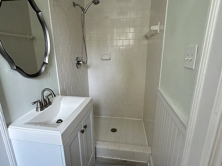 209 Randolph Cir — Photo 17