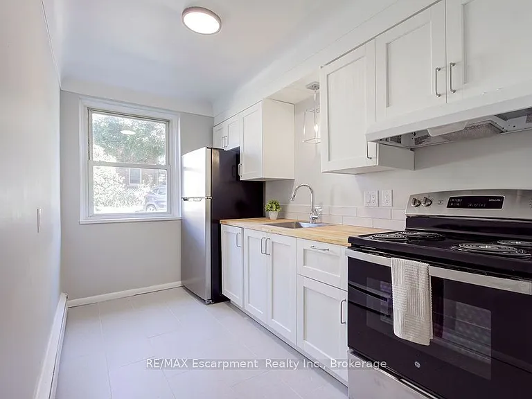 830 Robinson St #102 — Photo 9