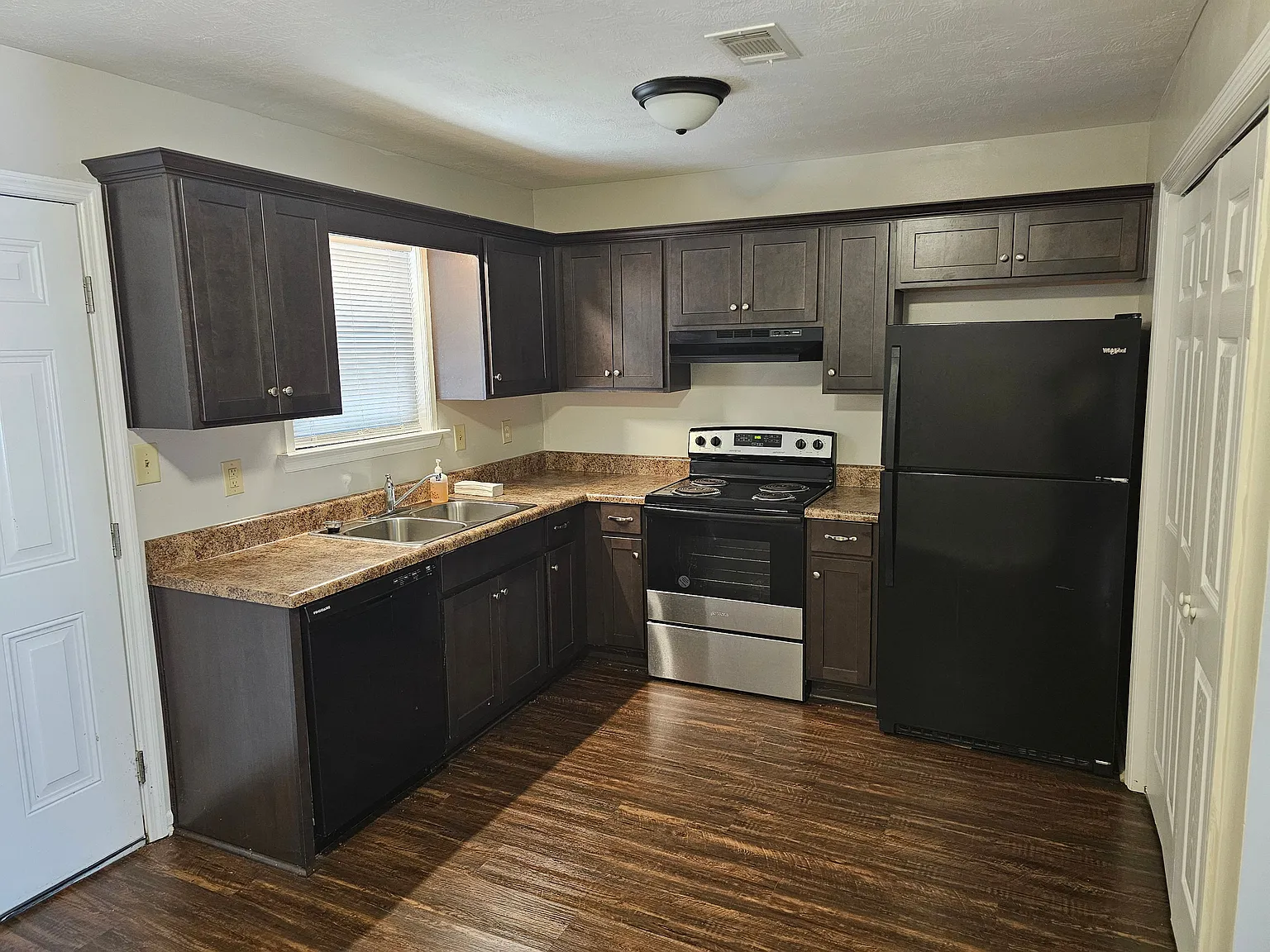 2 bed, 1.5 bath, 822 sqft, $1,100 — Photo 3