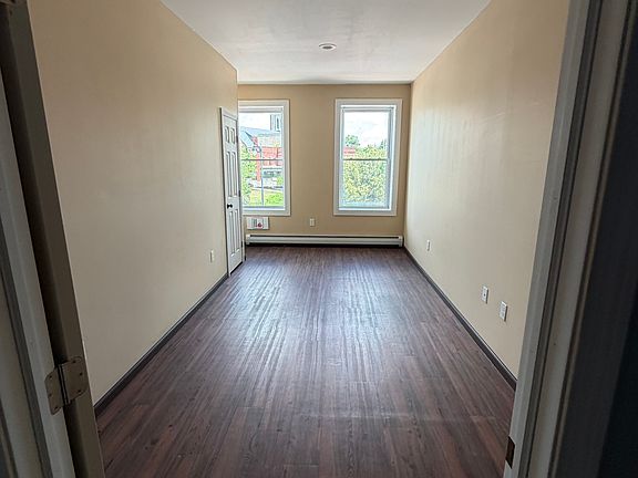 2nd image of 128 Glen St Unit 1