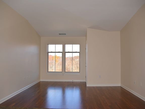 Bright and Sunny Top Floor Unit