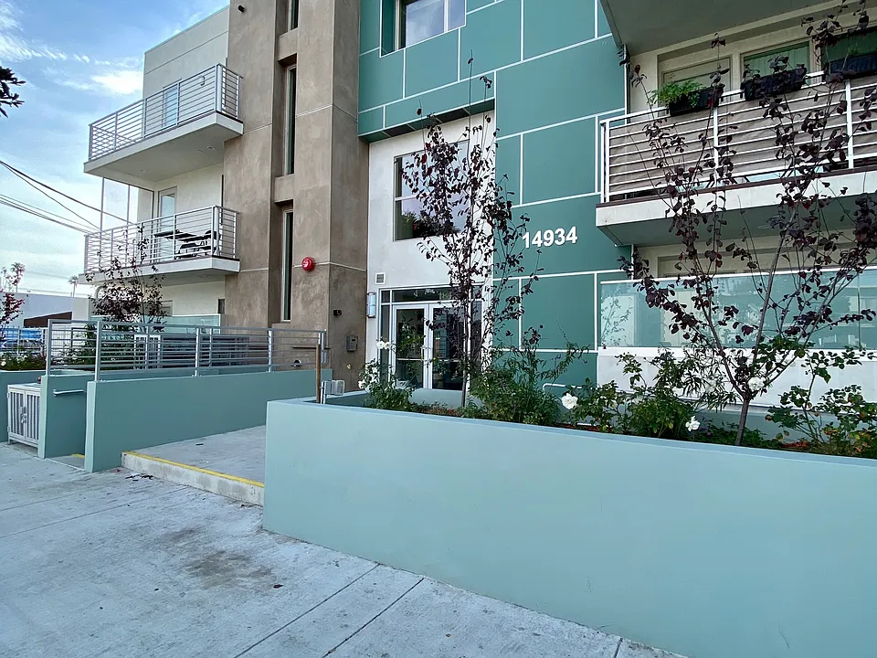14934 Burbank Blvd #304