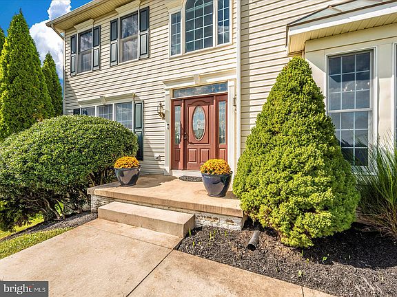 3rd image of 204 Mina Dr