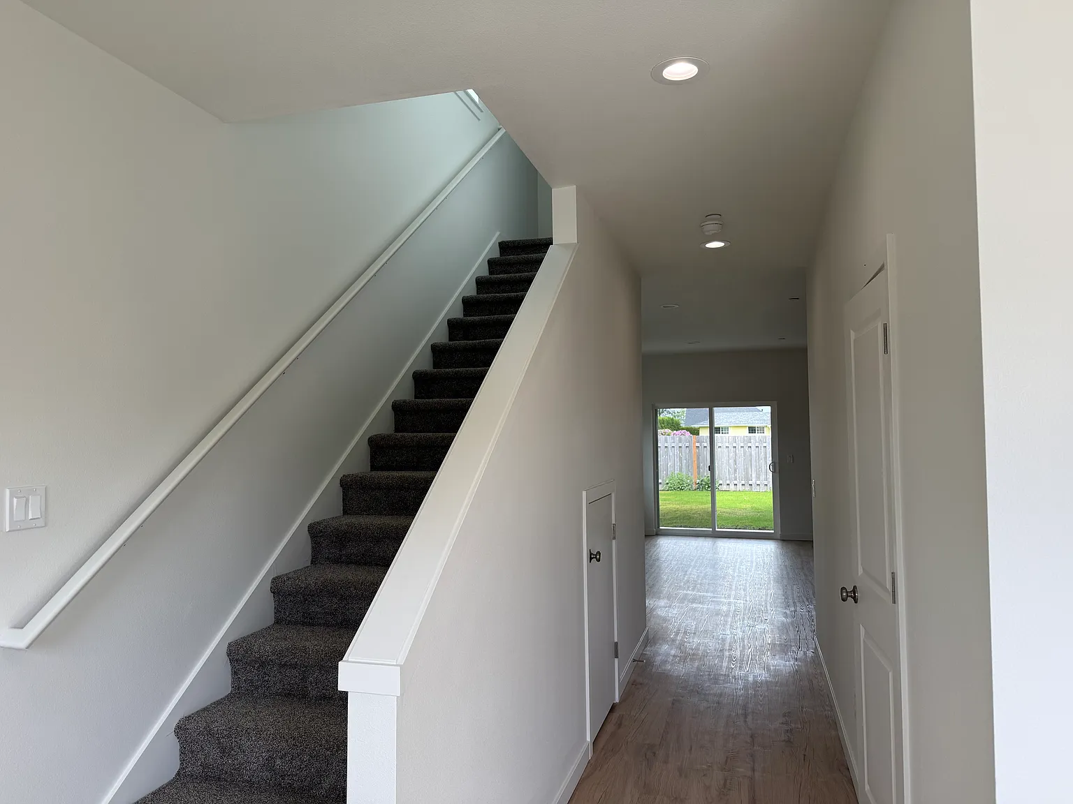 3 bed, 2.5 bath, 1880 sqft, $2,500 — Photo 3