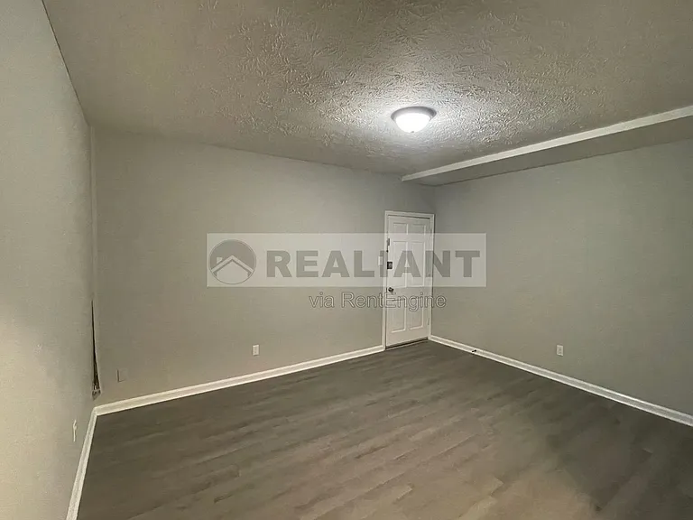 208 Lakeshore Dr #19 — Photo 3