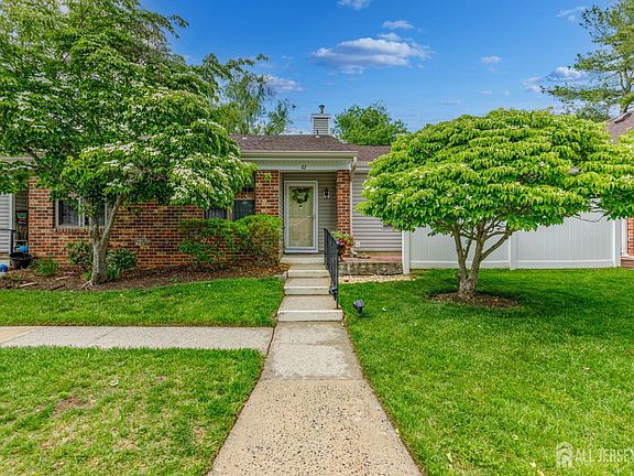3rd image of 62 Wycoff Way E