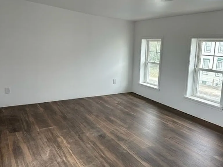 129 E Market St — Photo 7