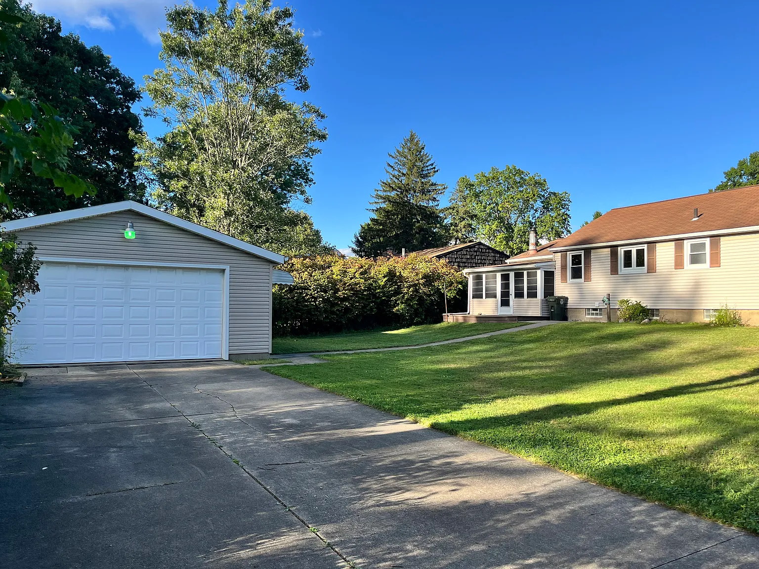 3 bed, 1.5 bath, 1408 sqft, $1,750 — Photo 3