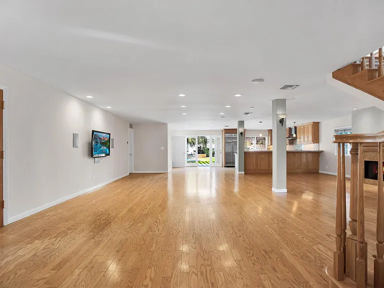 4537 Mammoth Ave — Photo 3