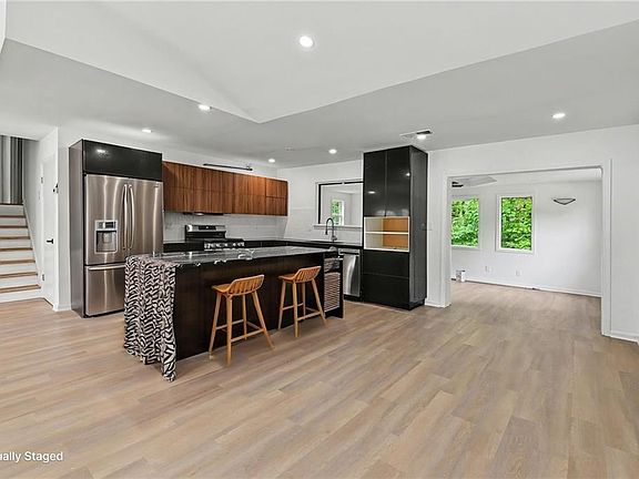 4th image of 1030 Chapman Ln