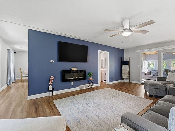 3rd image of 2315 Kingsway Dr