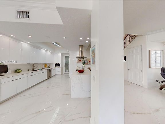 3rd image of 20870 NE 32nd Ave