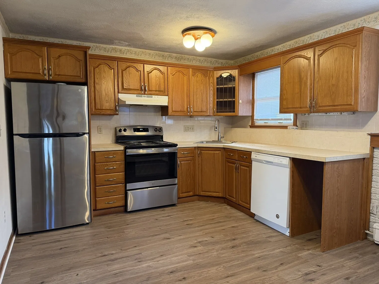 4 bed, 1.0 bath, 1200 sqft, $3,500 — Photo 2