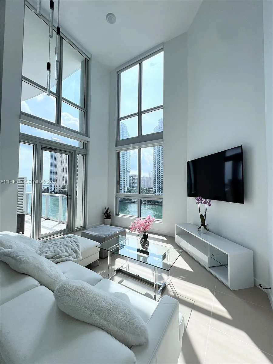 Building Photo - 300 S Biscayne Blvd #L-814