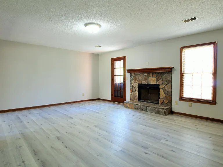 585 Wayside Dr — Photo 4