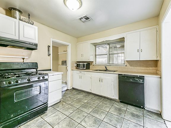 3rd image of 4710 Wedgewood Dr